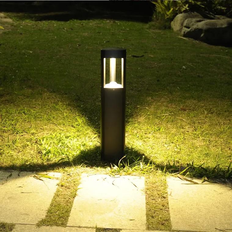 夜幕中的温馨守候 草坪灯点亮归家路